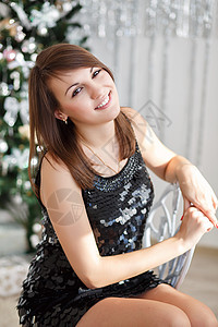 一个美丽的年轻女孩的肖像 穿着优雅的圣诞装饰图片