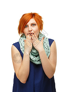 一个有趣的红头发女孩的肖像 在情感上演唱微笑申请人学生实习生女性理发快乐考试喜悦模仿图片