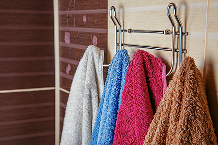 清洁的彩毛巾挂在浴室的架子上剪裁围裙织物餐巾蓝色亚麻抹布房子格子浴巾图片