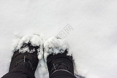 雪中的靴子运动游客鞋带脚印裤子雪花登山者鞋类滑雪蓝色图片