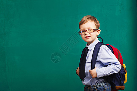 戴大背包眼镜的小男孩书包学校学习重量动机小学生领结小学课堂男生图片