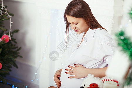 抱着肚子的孕妇怀孕亚麻玩具熊女士睡衣膝袜衬衫母性父母妈妈图片