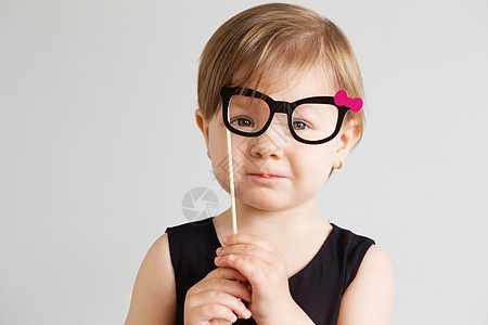 一个可爱小女孩的肖像 带着有趣的纸杯眼镜再次图片
