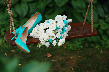 白玫瑰 蓝丝带和蓝色专利的婚礼花束图片