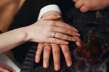 新娘和新郎在结婚戒指中的手展示家庭庆典未婚妻珠宝已婚花朵婚礼婚姻蜜月图片