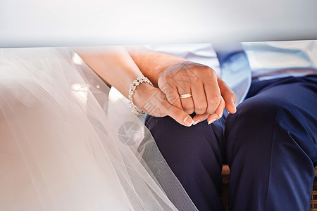 新娘和新郎在结婚戒指中的手花朵情怀男人钻石女士礼物已婚花束订婚庆典图片
