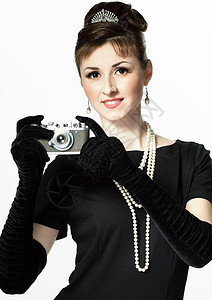玉石项链一个美丽的年轻优雅女子的肖像 与白色背景隔离的古老相机相片背景