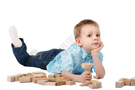 小男孩和木制设计师在地板上玩耍图片