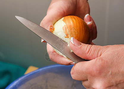 番茄土豆亲手清理洋葱 清洗生新鲜洋葱 烹饪午餐卫生橙子木板土豆保健美食女士女性厨房背景