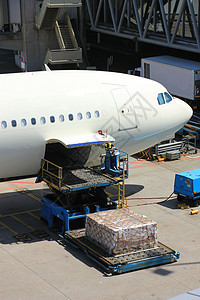 飞机上装载货物行李处理商业月台机场活动航班平台飞行货运背景图片