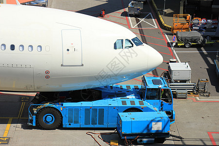 飞机后退地面运输航班车辆货物推动者处理拖船货运准备图片