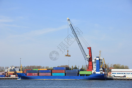船舶集装箱天空出口联运货物蓝色船厂港口贸易金属物流图片