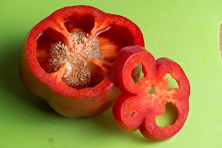 绿色背景的孤立红色胡椒 切片和新鲜红辣椒种子农业食物蔬菜厨房香料烹饪农场营养图片