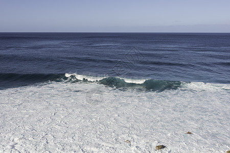 马德拉海岸的波浪破碎管子天气海浪行动海洋蓝色力量花园热带海滩图片