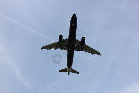 飞机接近跑道尾巴天空天际航空公司天桥旅行运输航程飞机场喷射图片