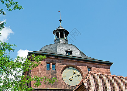 城堡塔上的古董钟表图片