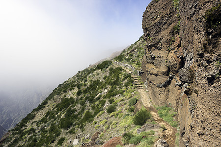 玛吉拉岛皮科阿列罗的绿面小路岩石爬坡石头火山旅行顶峰蓝色侵蚀悬崖图片