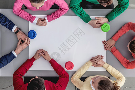 表格周围的工人小组合作学生办公室战略桌子会议咖啡讨论公司空白图片