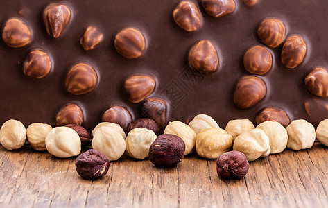 带栗子的牛奶巧克力宏观可可小吃坚果黑色木头甜点棕色营养粉末图片