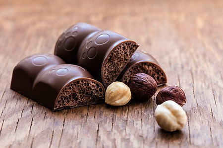 带栗子的牛奶巧克力黑色榛子棕色杏仁食物木头小吃营养可可美食图片