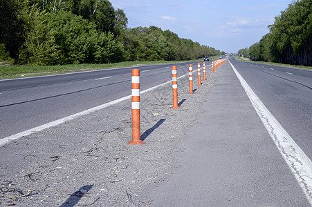 带有标记的斜面道路蓝色旅行曲线路面地平线小路石头红色旅游国家图片