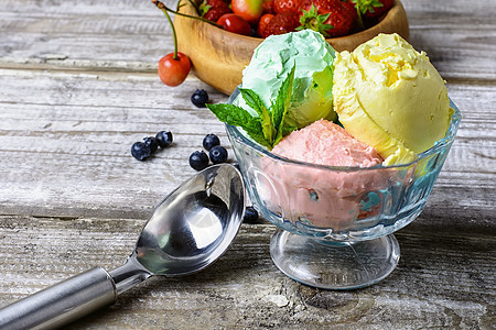 水果和香草冰淇淋奶制品奶油状季节性圣代勺子甜点杯子薄荷奶油浆果图片