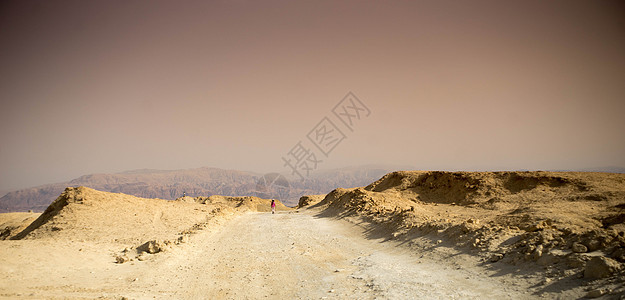 以色列的石头沙漠远足旅行游客旅游假期图片