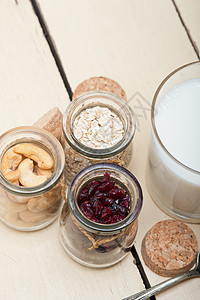 健康早餐早餐成分白色牛奶美食勺子营养浆果红色谷物燕麦稀饭图片