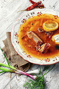 配有乌克兰汤柠檬肉汤红色食物牛肉猪肉香肠胡椒香菜勺子图片