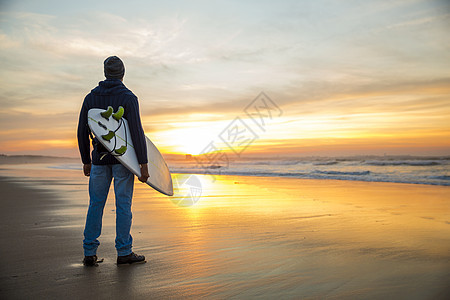 冲浪是一种生活方式男人晴天假期海洋成人木板爱好男生日落冲浪者图片