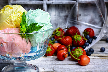 水果冰淇淋薄荷香草圣代奶油食物奶制品勺子甜点杯子浆果图片