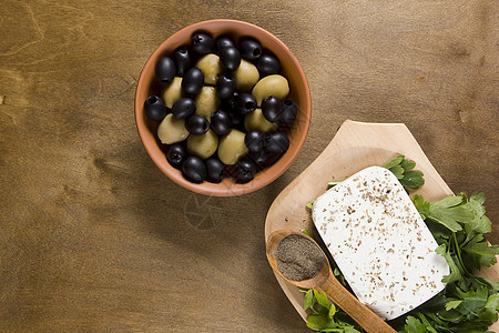 乳酪和草药白色绿色小吃叶子香菜茶点美食木板香料早餐图片