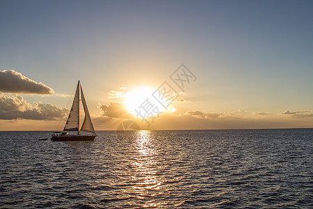 日落时在热带海中的游艇图片