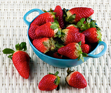 大里普草莓宏观美食家健康饮食红色食物甜食黄色反射白色灰色图片