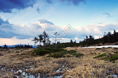 充满河流 森林 多云天空的春天风景色彩岩石旅行蓝色苔原场景国家天气反射悬崖图片