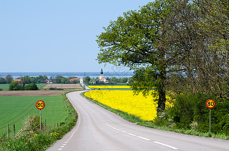 瑞典乡村情结春天通往村庄的道路背景