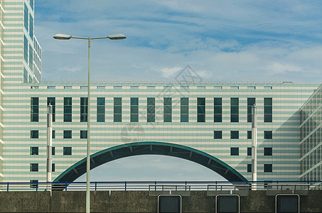 位于登海格的一栋大楼下A12公路过境太阳美景建筑学天空路线沥青结构艺术品建筑业基础设施图片