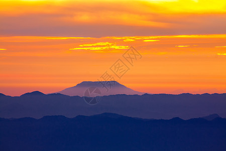 蓝山有橙色天空 太阳升起橙子季节山脉国家日落风景顶峰蓝色地平线旅行图片