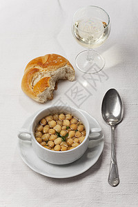 以含汤珠的鲜汤飞碟白色杯子面包起动机玻璃食物珍珠勺子桌子图片