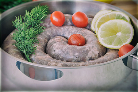 烤锅里的自制猪肉香肠产品油炸胡椒食物午餐烧烤炙烤早餐烹饪迷迭香图片