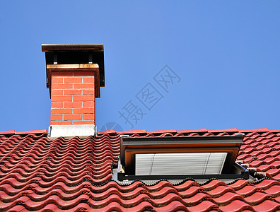 红屋顶烟囱滑顶天空阁楼房顶天窗窗户蓝色红色瓦片图片