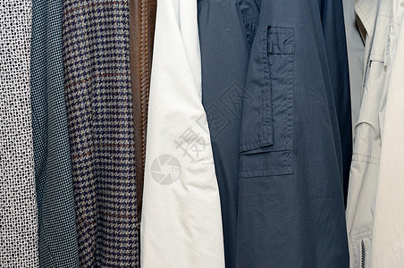 衣柜内的衣服外套男性衬衫团体裙子棉布织物条纹收藏衣架图片