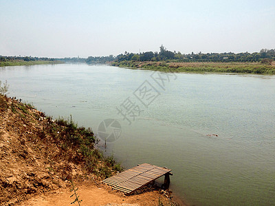 离M附近Inwa村停靠港的渡轮图片