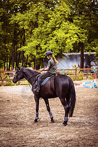 女运动员骑马行动运动冠军女性马术障碍女士女骑士骑手马背图片