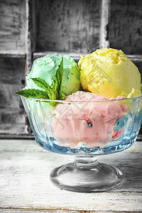 水果冰淇淋薄荷香草浆果甜点奶油状奶制品勺子食物圣代奶油图片
