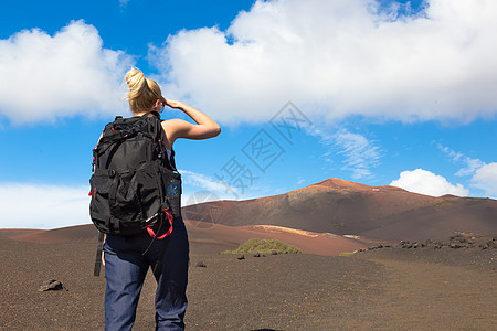 女人追踪到山顶运动女孩女性探索边缘旅游天空远足者女士背包图片