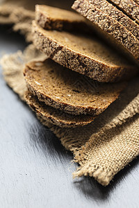 新鲜切片黑麦面包包子工作室糕点面包食物营养黑色饮食早餐小麦图片