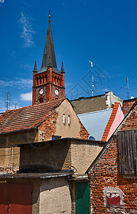 房屋屋顶和一座教堂塔图片