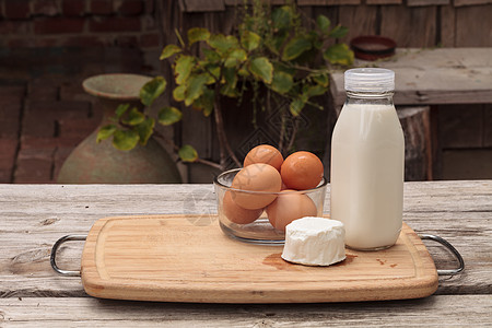 牛奶 鸡蛋和山羊奶酪农场棕色家禽小吃乡村生产木头桌子母鸡食物图片