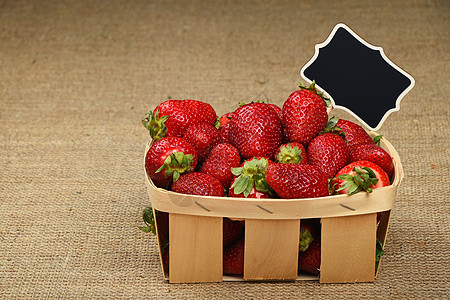 草莓放篮子里 在画布上标价木头水果标签水壶价格帆布农业黑色黄麻收成图片